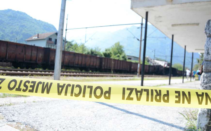U sudaru voza i automobila kod Živinica, jedna osoba poginula